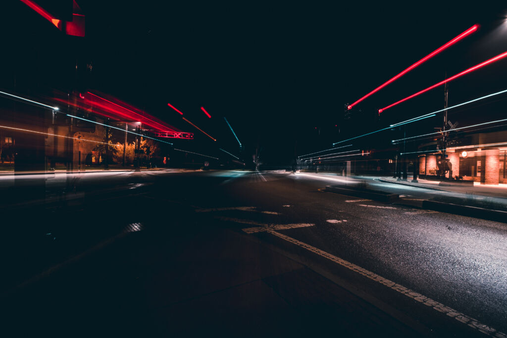 Gece trafiğinde araç ışıkları