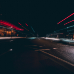 Gece trafiğinde araç ışıkları