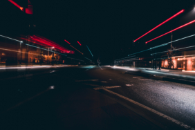 Gece trafiğinde araç ışıkları