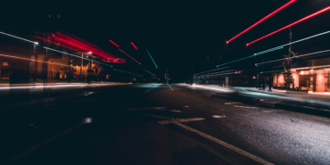 Gece trafiğinde araç ışıkları