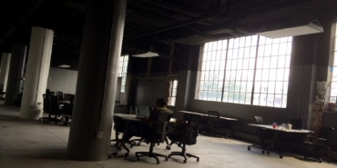 Ofis masasında çalışan kişi