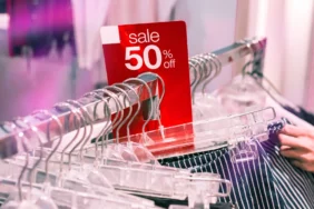 E-ticaret kampanya günlerini temsil eden indirim tabelası