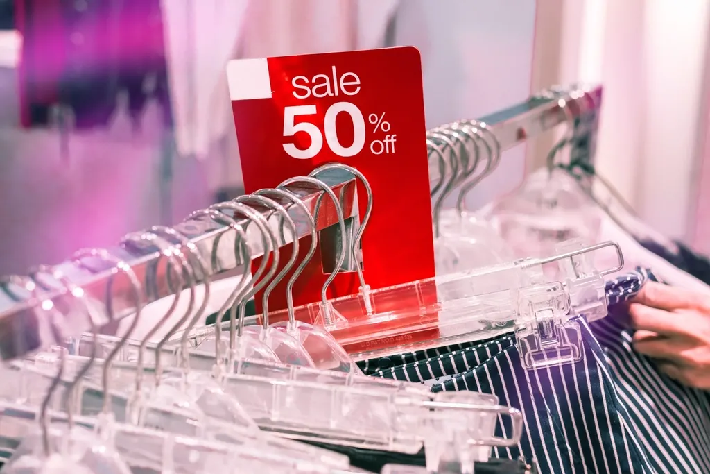 E-ticaret kampanya günlerini temsil eden indirim tabelası