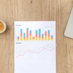E-ticaret vergilerini hesaplamak için masa üzerinde belgeler ve dizüstü bilgisayar