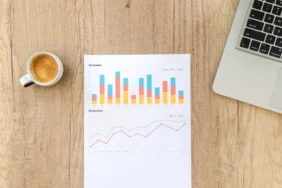 E-ticaret vergilerini hesaplamak için masa üzerinde belgeler ve dizüstü bilgisayar
