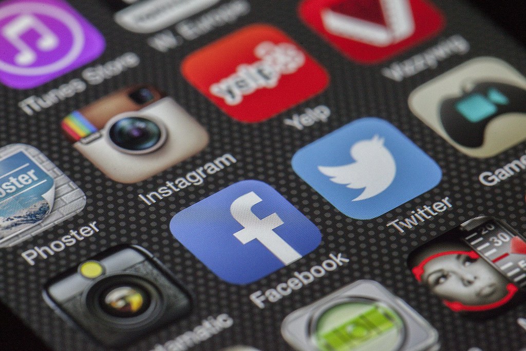 Marka bilinirliği için sosyal medya uygulamaları açık akıllı telefon