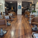 Saç boyası uygulanan kuaför salonu