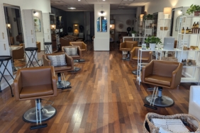 Saç boyası uygulanan kuaför salonu