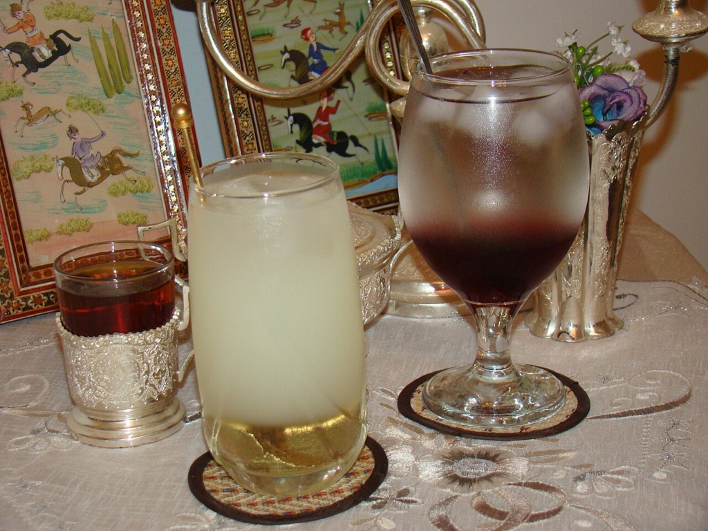 Bardakta kırmızı şerbet