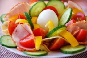 Sağlıklı sebze salatası