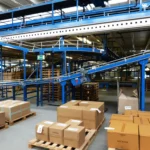 Kargo sürecinde taşıma bandındaki paketler