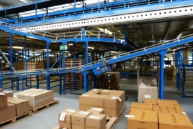 Kargo sürecinde taşıma bandındaki paketler