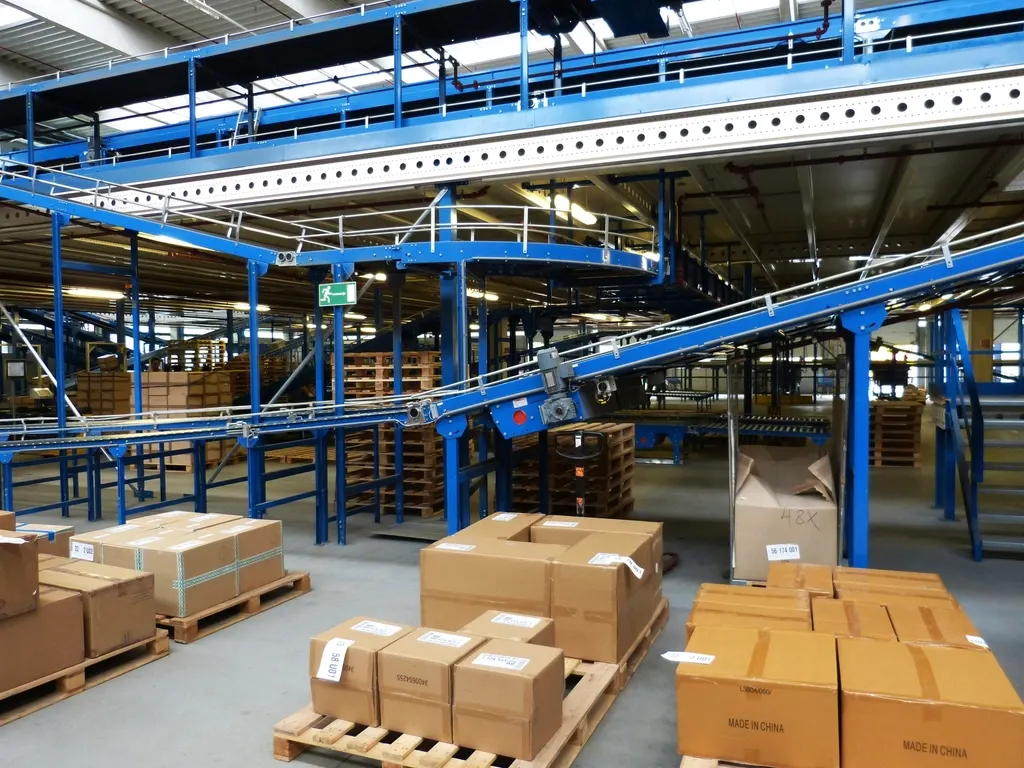 Kargo sürecinde taşıma bandındaki paketler