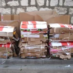 Üst üste dizilmiş karton kutular